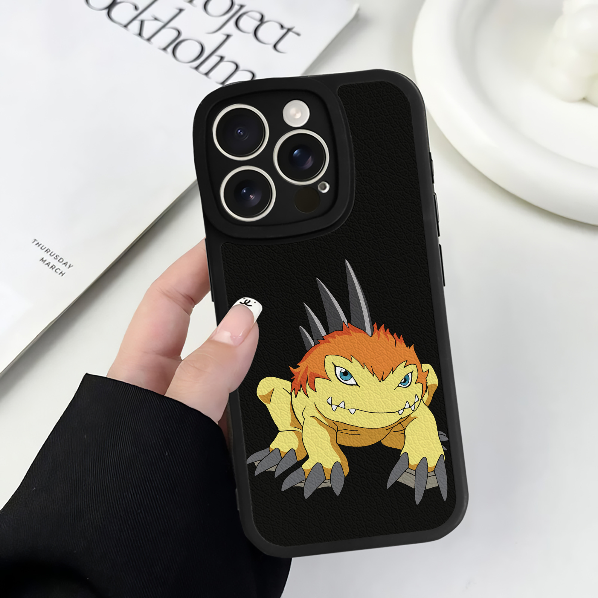 （画像用） Digimon デジタルモンスター/デジモン 【iPhone 16シリーズ対応】シリコンスマホケース（レザー調） 材質：シリコン